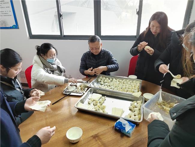 包饺子活动现场