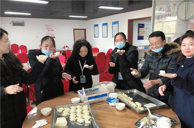 包饺子活动现场