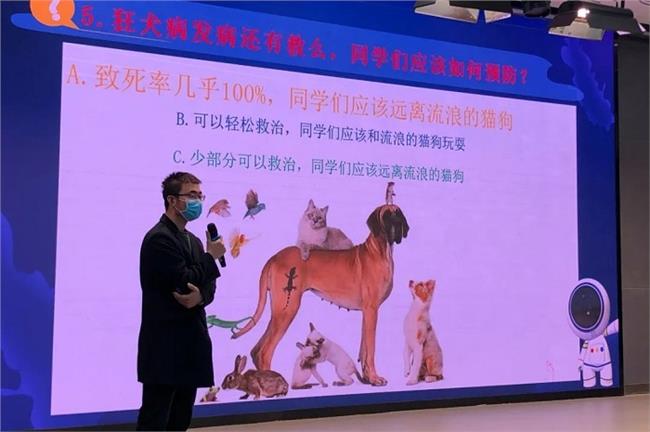 科技辅导员正在讲解科学课程《病毒大作战》