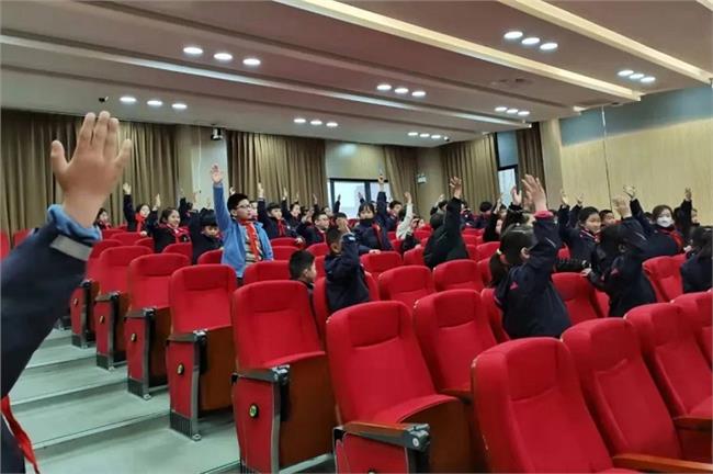 课堂上学生们正积极踊跃参与互动