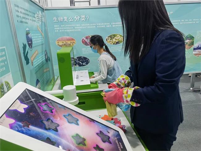 工作人员正在进行展品消毒