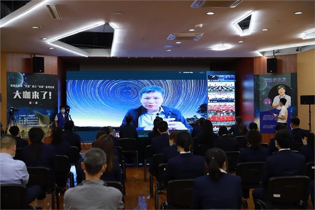 科普大咖刘勇正在给大家作《从地球出发》科普讲座