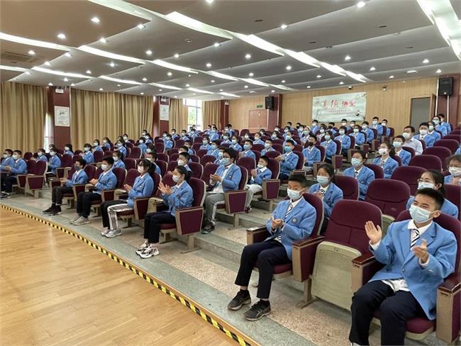 学生们听得很兴奋、很认真