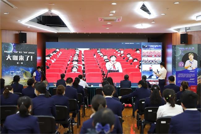 学生积极踊跃参与互动并提问