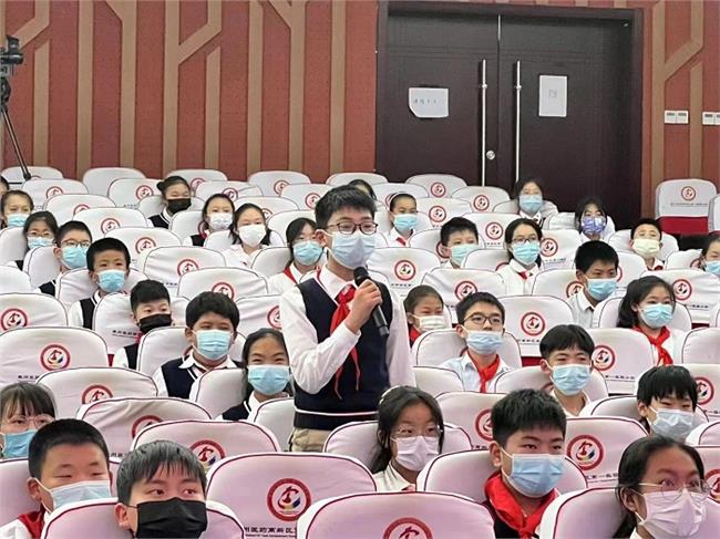 学生积极踊跃参与互动并提问