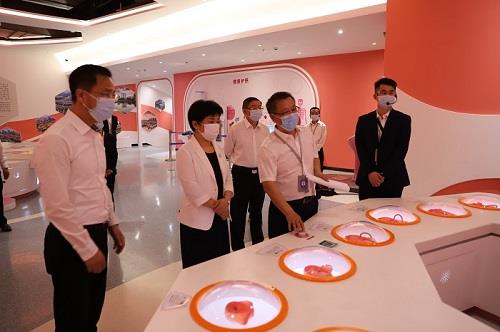 万闻华一行参观《生命孕育》展品
