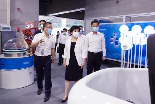 万闻华一行参观《科技服务生活》临展厅