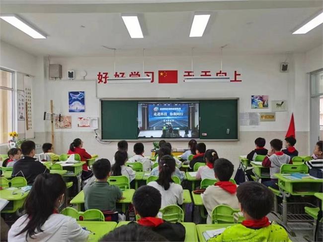学生正在教师观看视频直播