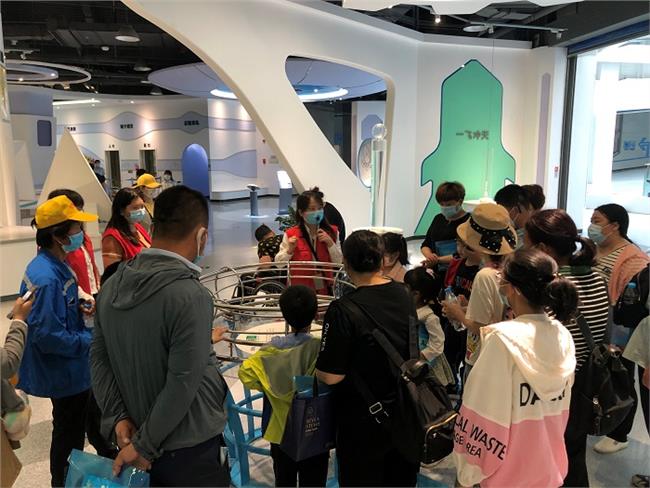 科技辅导员讲解展品球体上滚