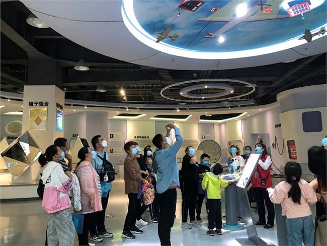 科技辅导员讲解展品光控飞机