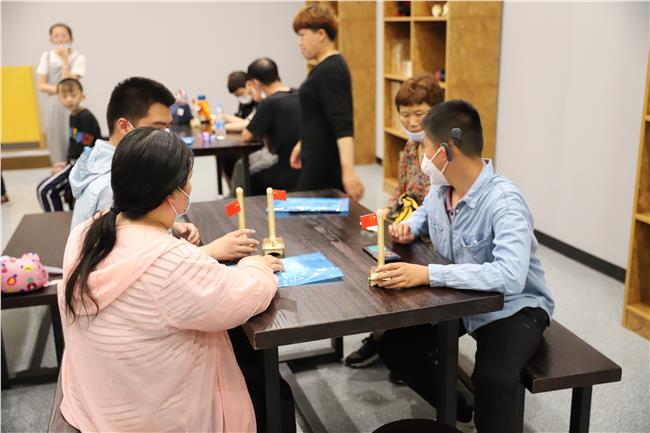 儿童们在木工坊进行手工活动——木工小国旗