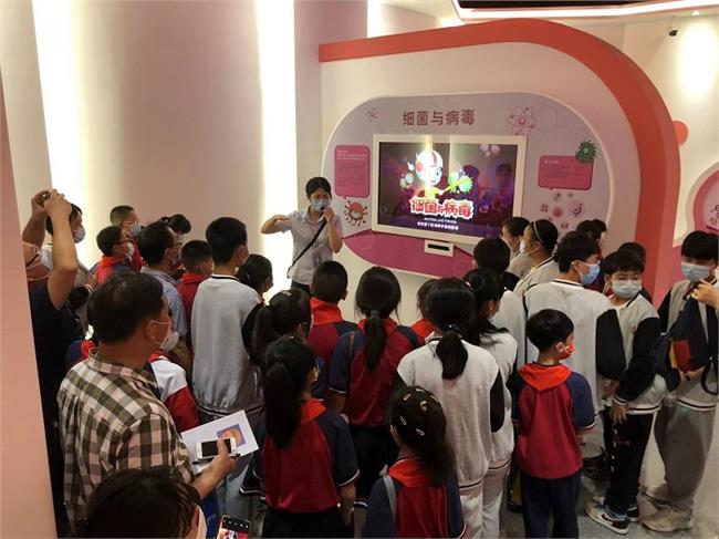 科技辅导员正在讲解“细菌与病毒”展品