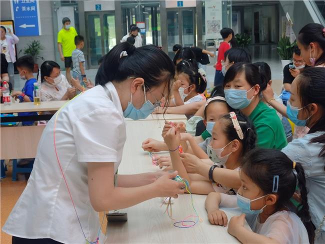“五彩绳网兜”活动现场