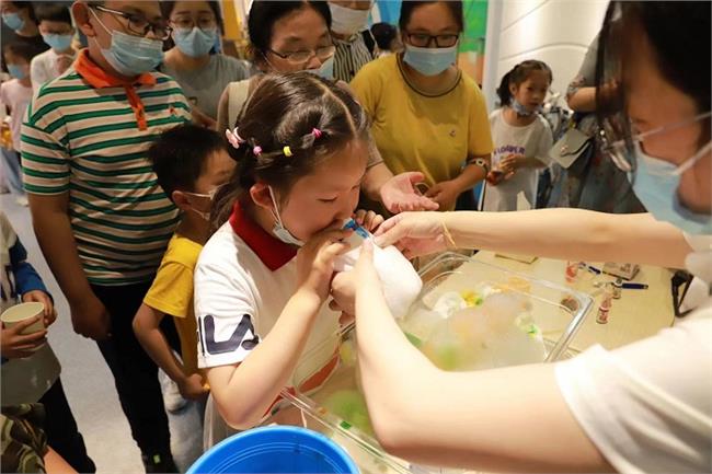 “彩虹泡泡龙”实验秀现场