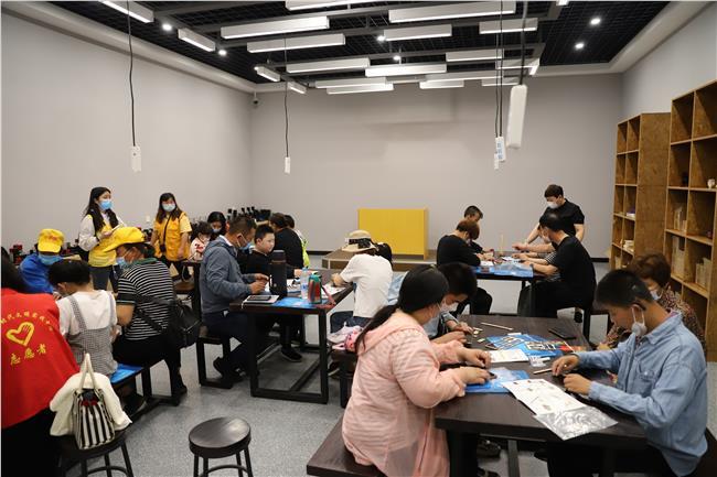 小朋友在科技馆创客空间“木工坊”进行手工活动——木工小国旗