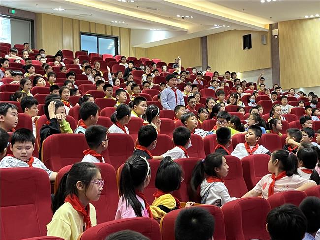 学生们主动回答老师抛出的问题