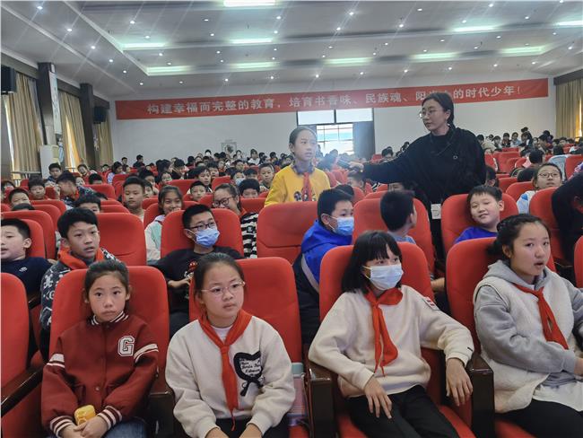 学生积极踊跃参与互动