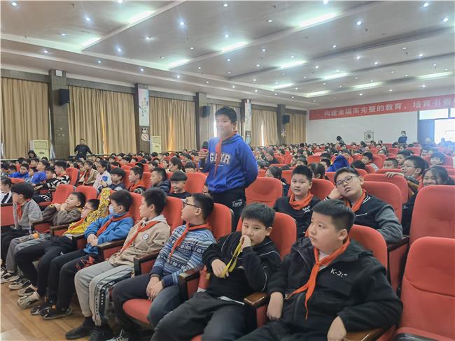 学生积极踊跃参与互动