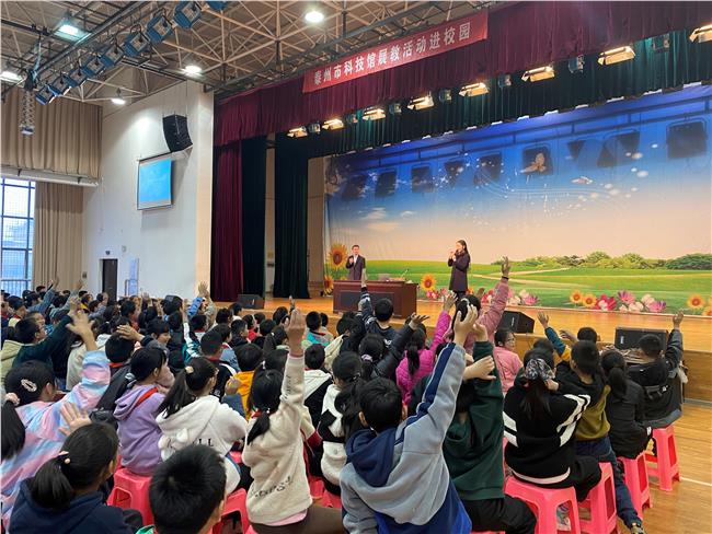 学生积极踊跃