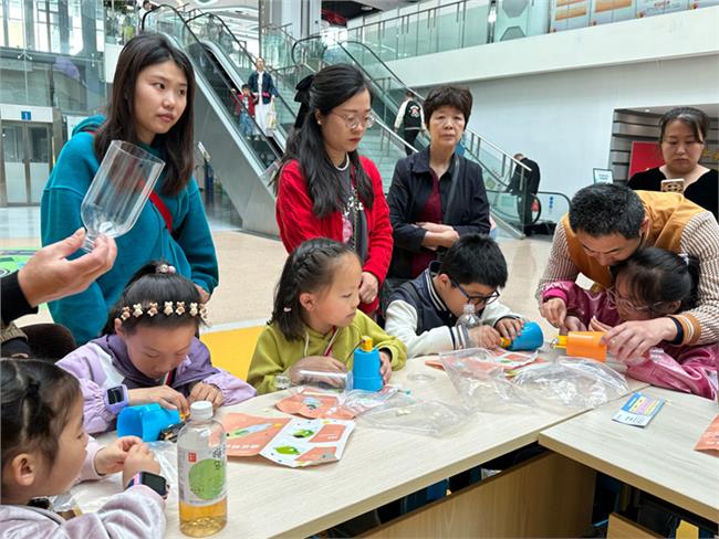 孩子们在制作简易吸尘器