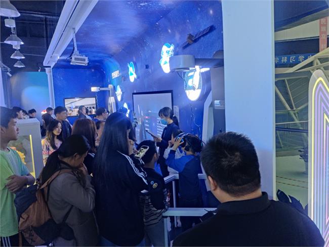 核聚变VR展项前挤满了等待体验的游客
