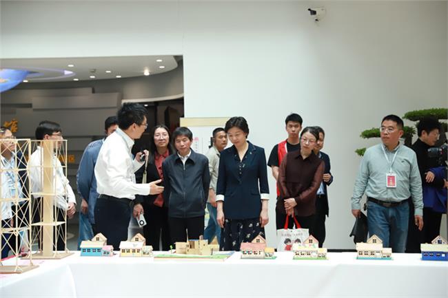 金文在参观抗震建筑模型成果展