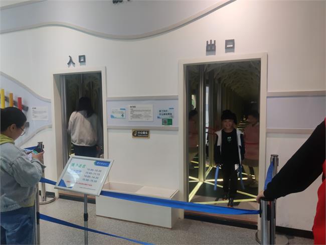 游客在体验镜子迷宫
