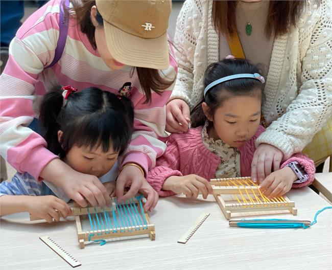 孩子们化身小小纺纱工