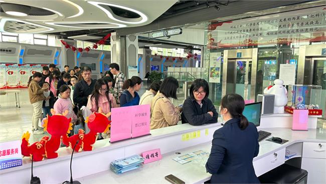奋斗者号领票区排满了长队
