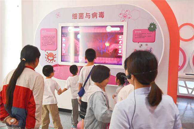 同学在体验细菌与病毒展品